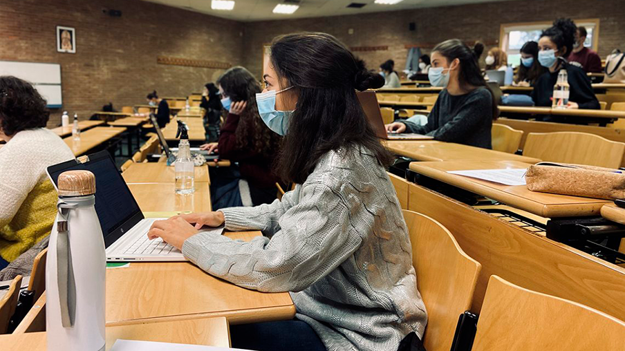 Una estudiante en la universidad con el ordenador
